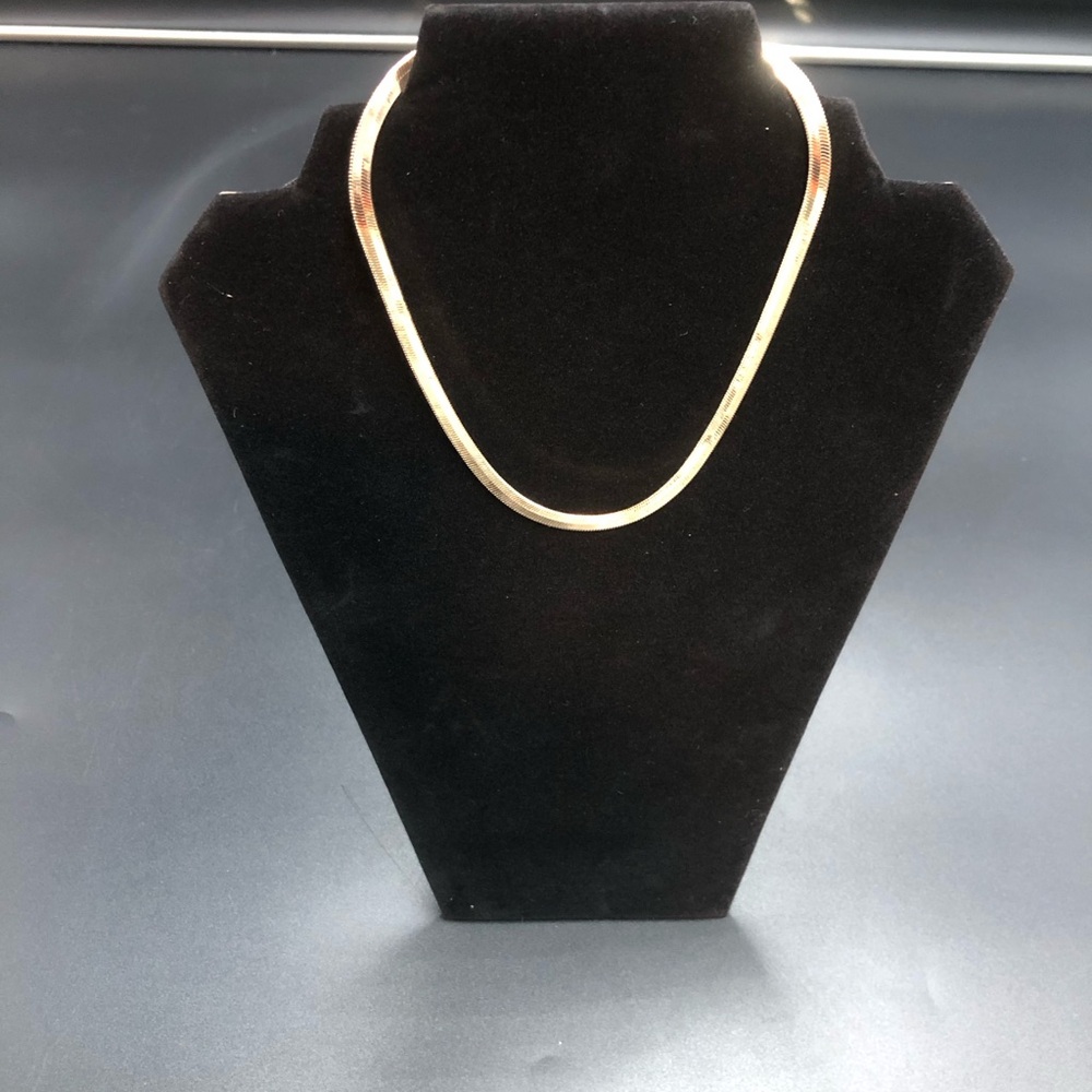 Gold Minimalist Collar Necklace with Modern Design